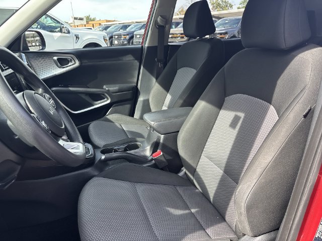 Used 2023 Kia Soul LX w/ LX Technology Package FWD image 11