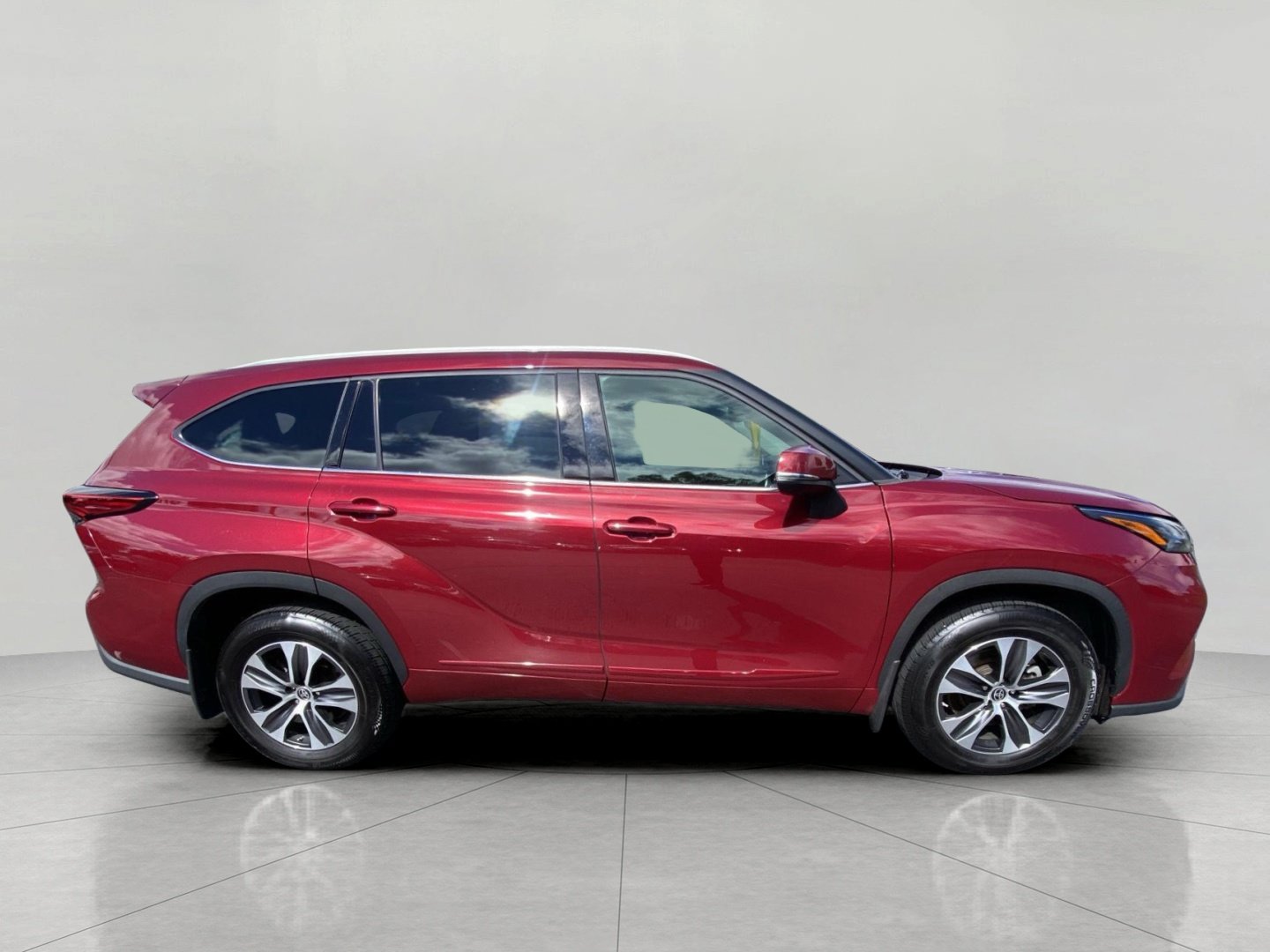 Used 2022 Toyota Highlander XLE AWD/4WD image 10