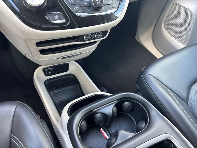 Used 2024 Chrysler Pacifica Limited FWD image 25