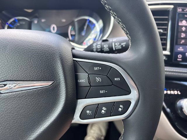 Used 2024 Chrysler Pacifica Limited FWD image 18