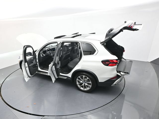 Used 2025 BMW X5 xDrive50e AWD/4WD image 46