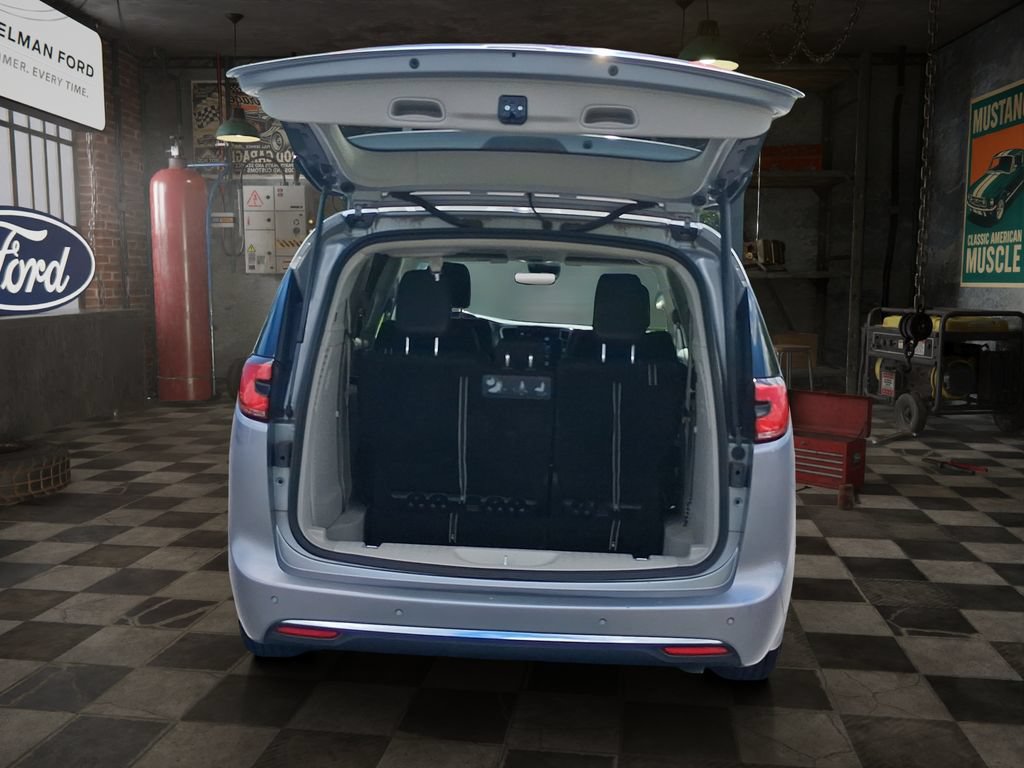 Used 2021 Chrysler Pacifica Touring-L FWD image 9