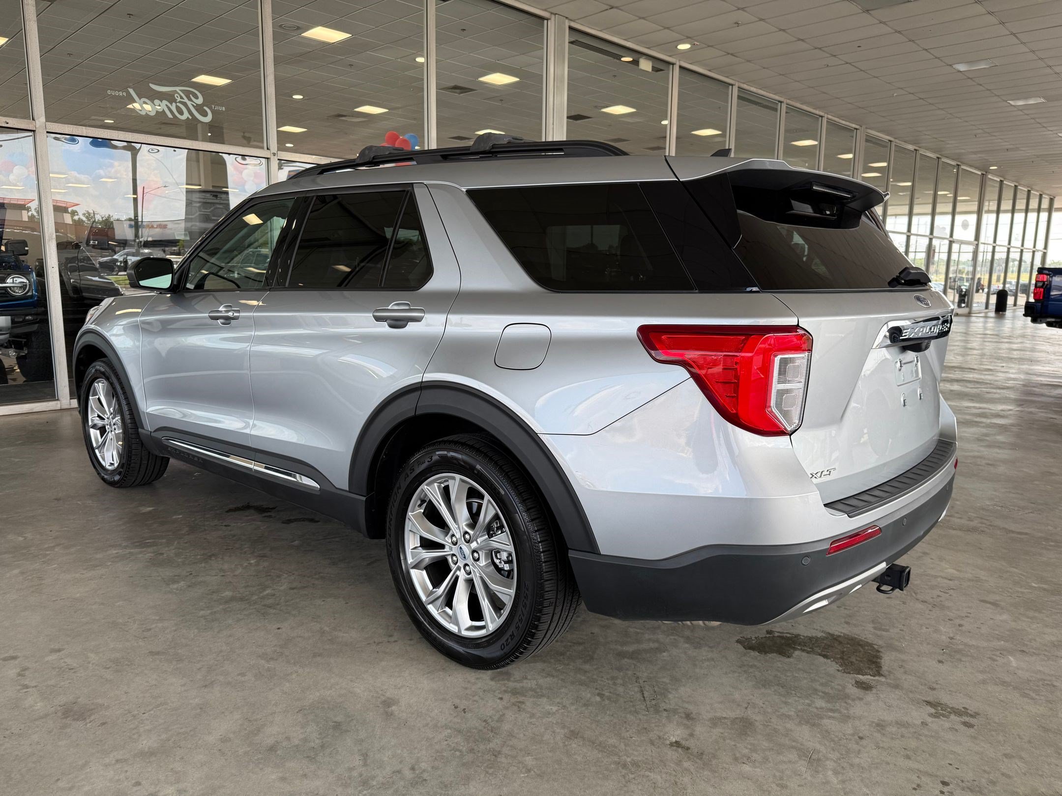 Certified 2024 Ford Explorer XLT w/ Equipment Group 202A RWD image 3