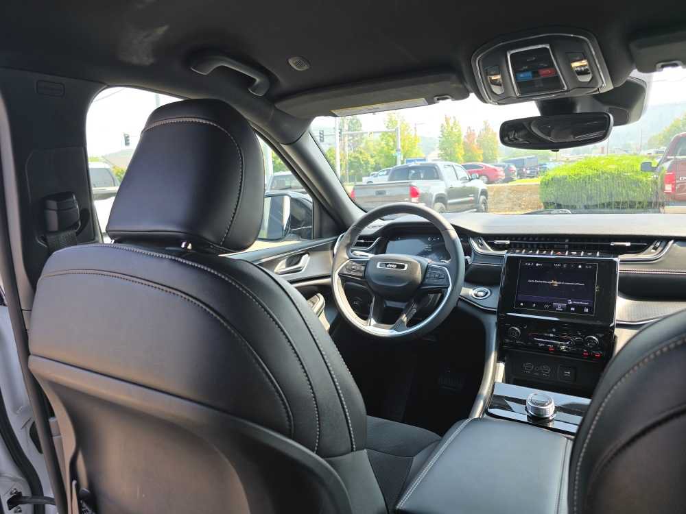 Used 2023 Jeep Grand Cherokee L Laredo AWD/4WD image 10