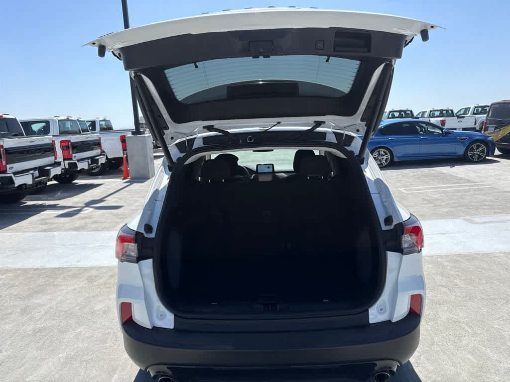 Certified 2022 Ford Escape SE w/ SE Sport Appearance Package FWD image 9