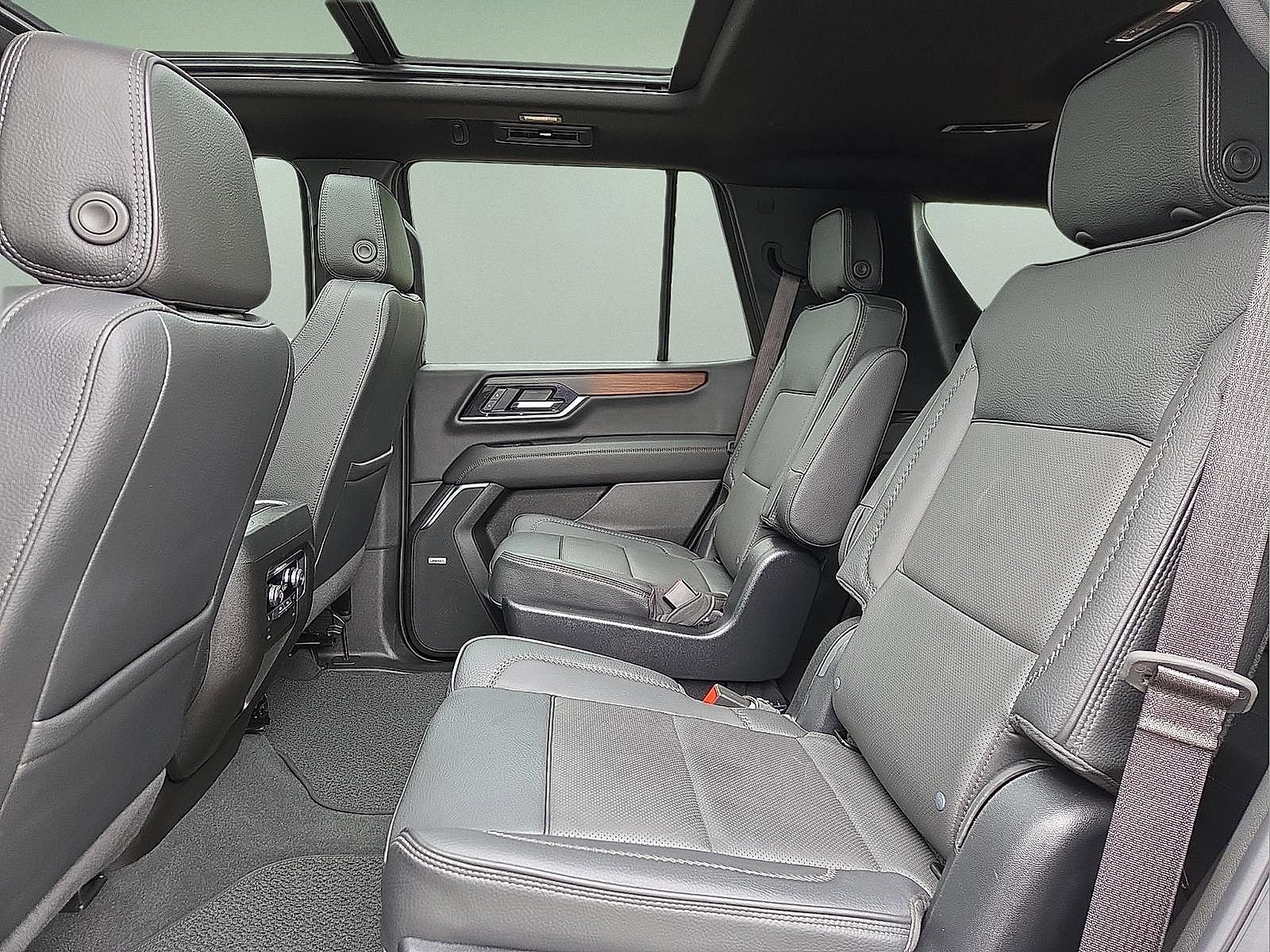 Used 2025 GMC Yukon Denali w/ Sun & Power Step Package AWD/4WD image 11