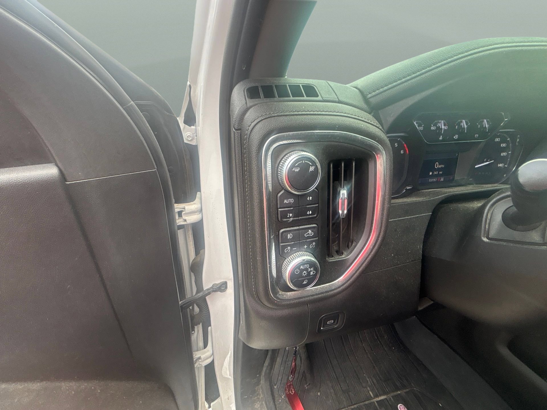 Used 2019 GMC Sierra 1500 SLT AWD/4WD image 18