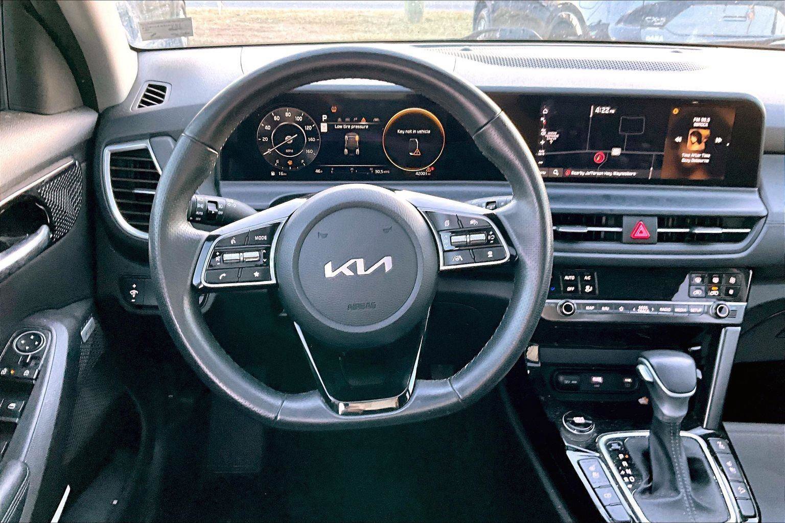 Used 2024 Kia Seltos SX w/ SX Sunroof Package image 5