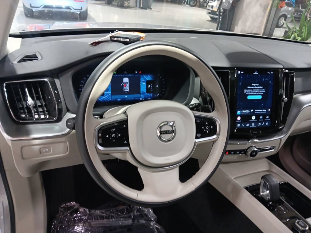 Used 2024 Volvo XC60 B5 Core w/ Protection Package Premier AWD/4WD image 4