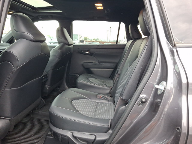 Used 2022 Toyota Highlander XSE AWD/4WD image 10