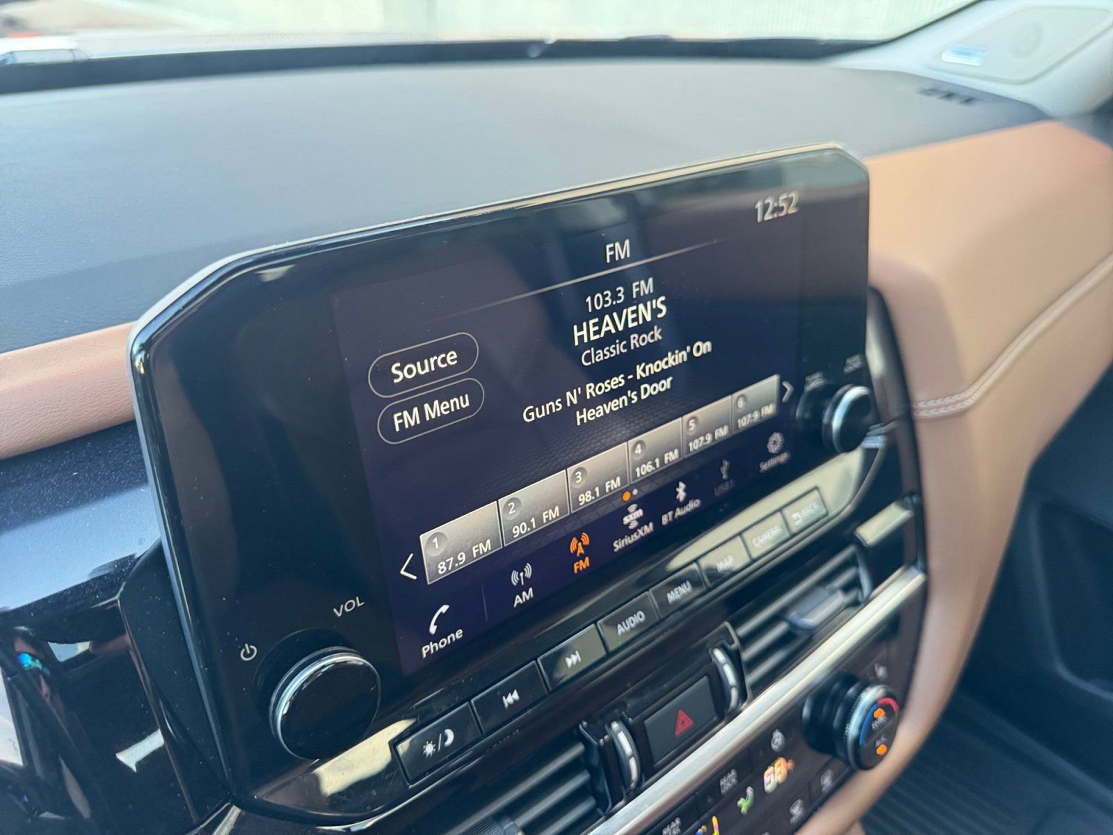 Used 2024 Nissan Pathfinder Platinum w/ Cargo Package image 28