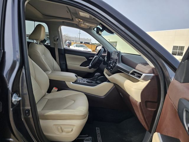 Used 2021 Toyota Highlander XLE image 28