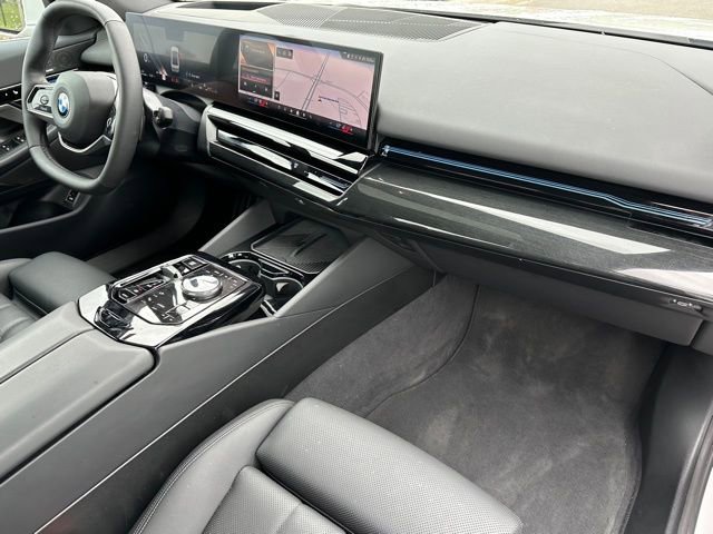 Used 2025 BMW 530i xDrive w/ Premium Package AWD/4WD image 9