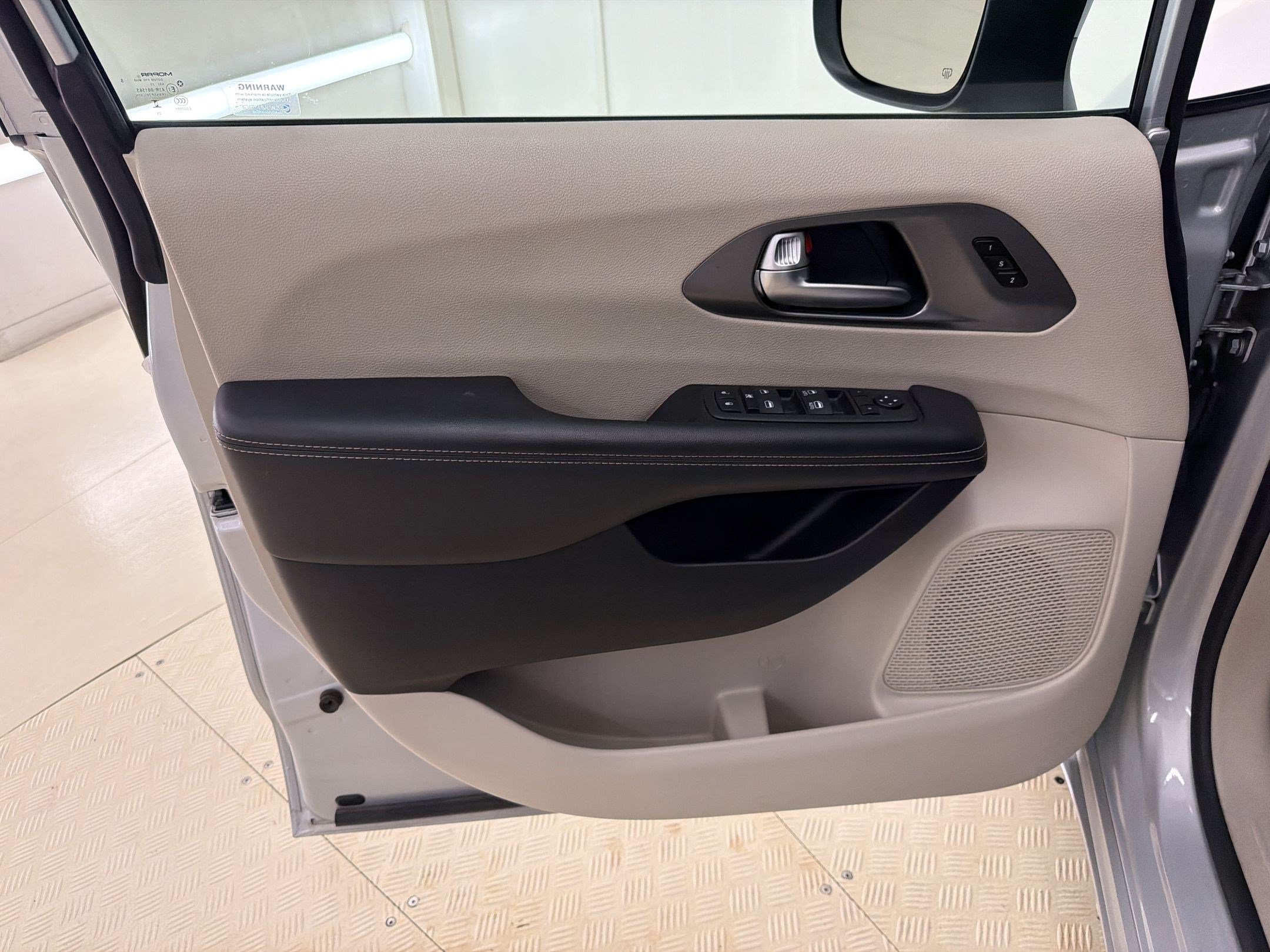 Used 2023 Chrysler Pacifica Touring-L FWD image 13
