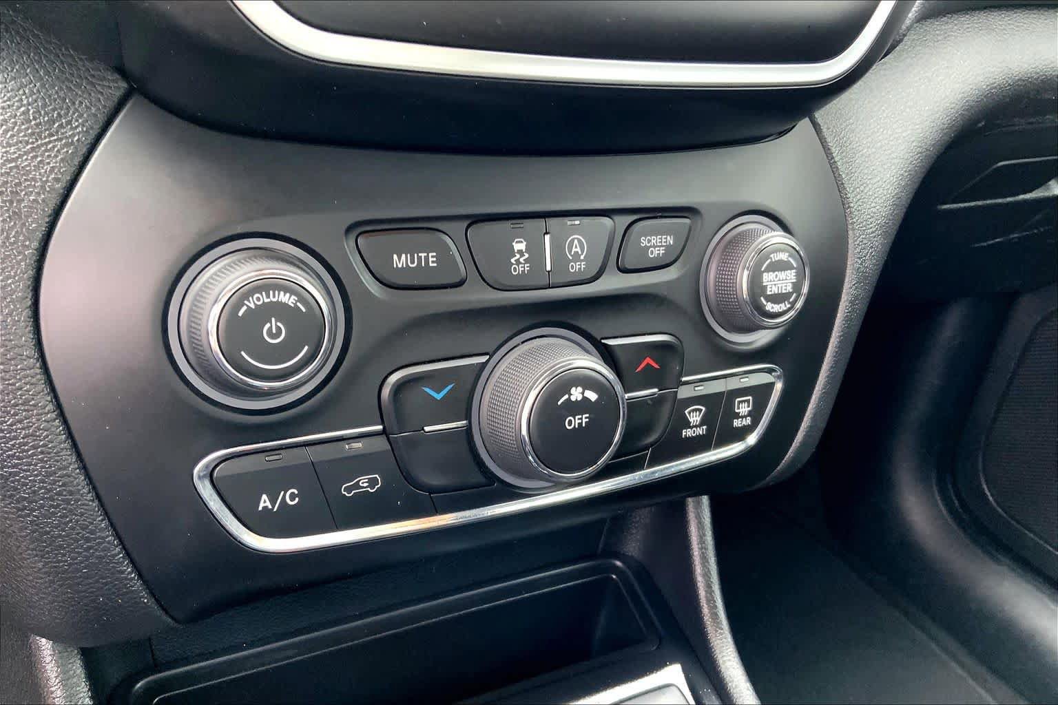 Used 2020 Jeep Cherokee Latitude Plus FWD image 30