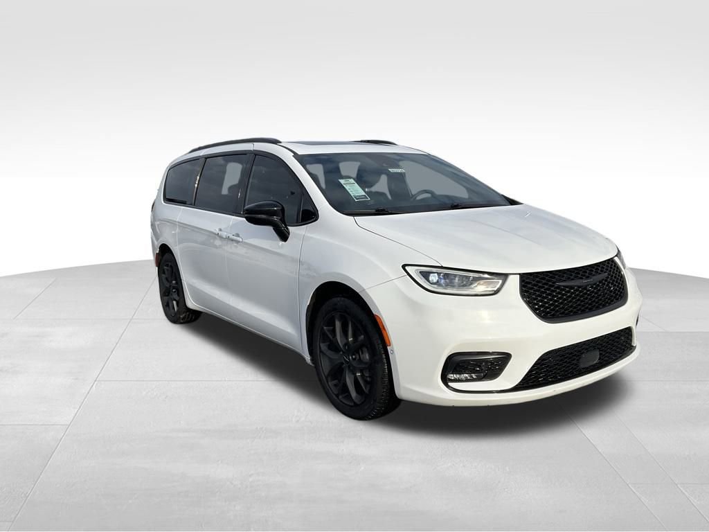 Used 2024 Chrysler Pacifica Touring-L w/ S Appearance Package image 8