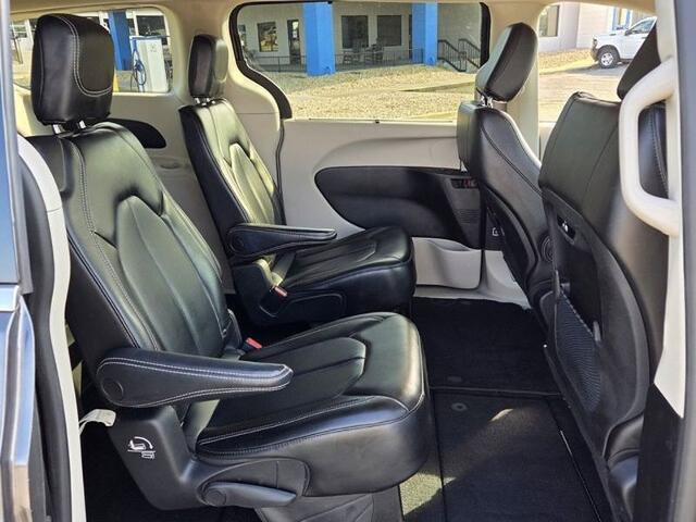 Used 2023 Chrysler Pacifica Touring-L FWD image 17