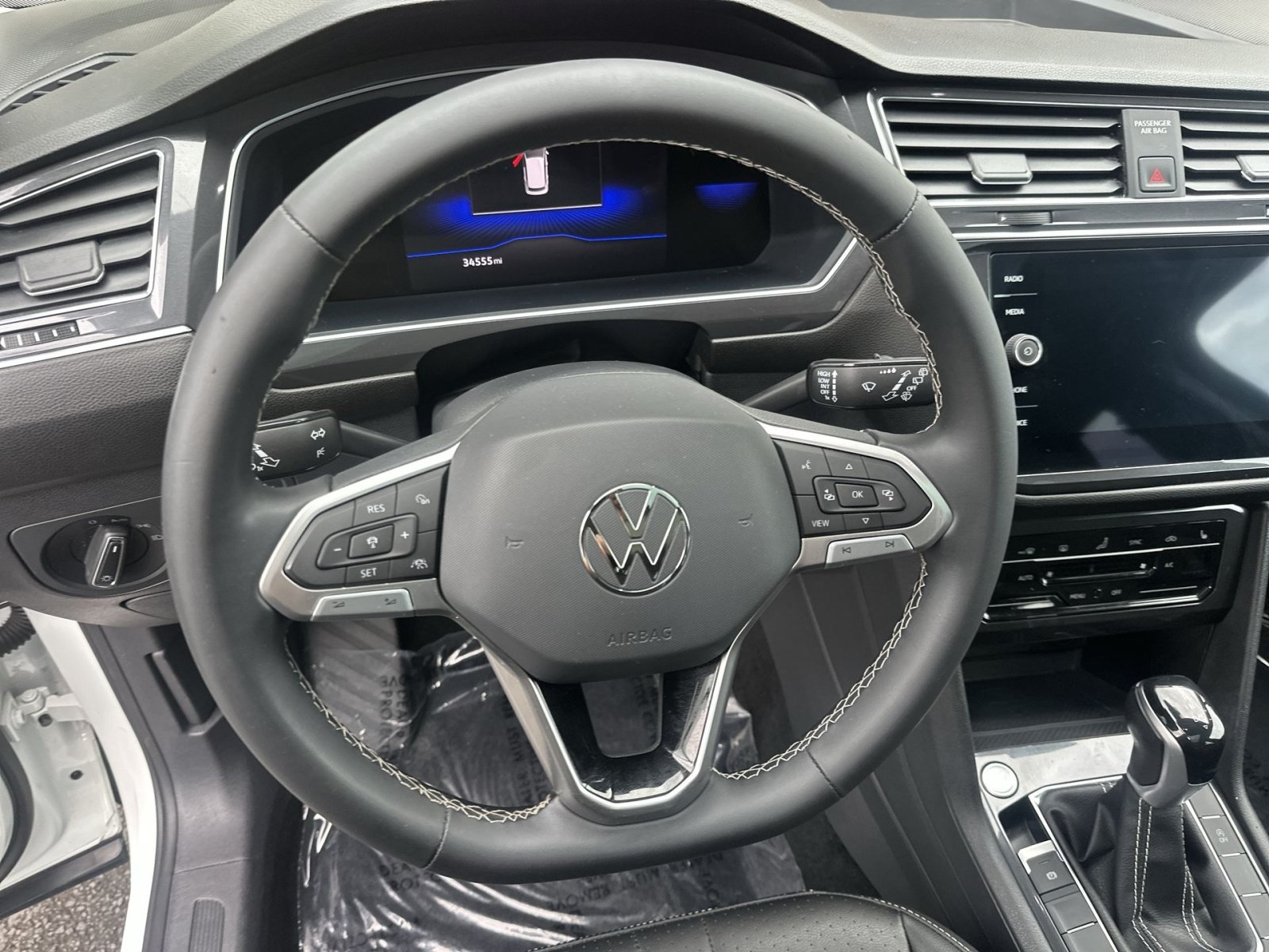 Used 2023 Volkswagen Tiguan SE w/ Panoramic Sunroof Package FWD image 24