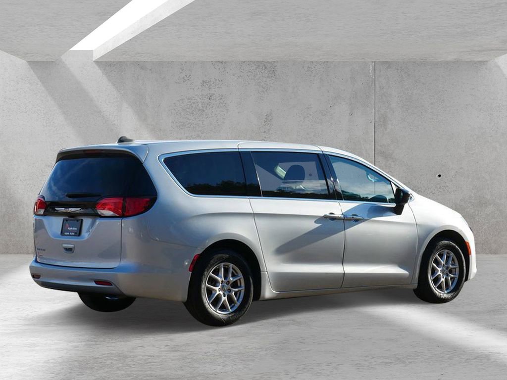 Used 2024 Chrysler Voyager LX FWD image 3