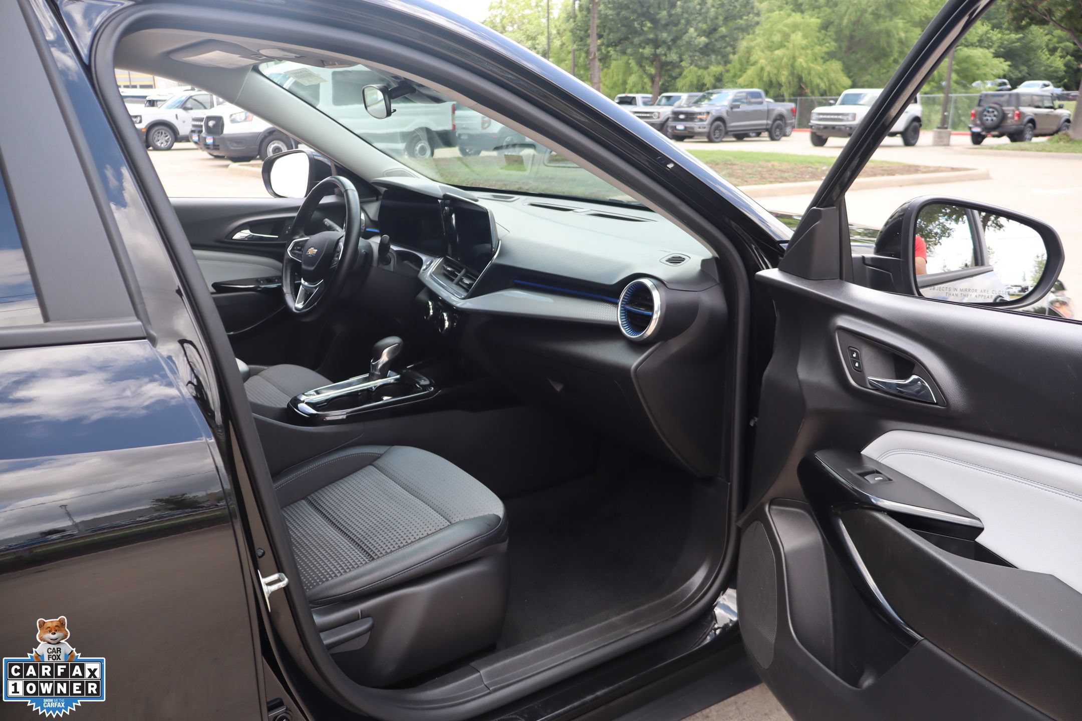 Used 2025 Chevrolet Trax LT w/ LT Convenience Package FWD image 29