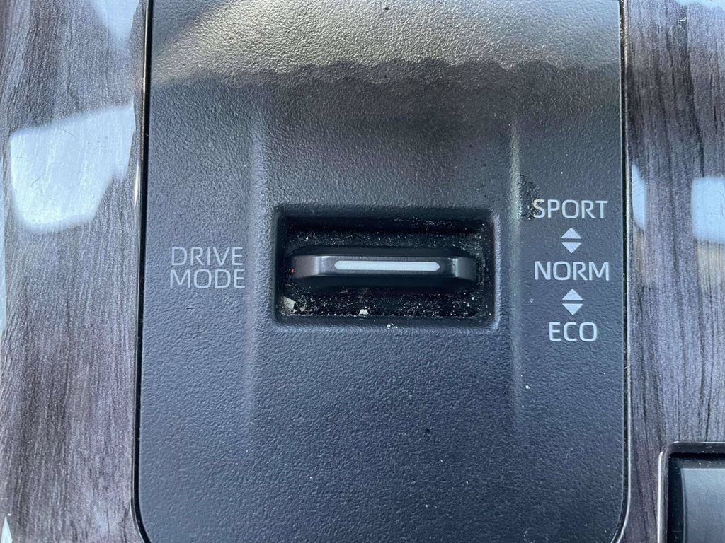 Used 2021 Toyota Highlander Limited FWD image 25