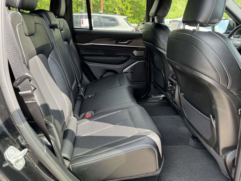 Used 2022 Jeep Grand Cherokee Overland AWD/4WD image 13