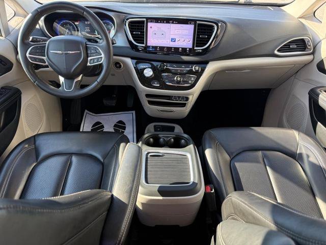 Used 2023 Chrysler Pacifica Touring-L FWD image 12