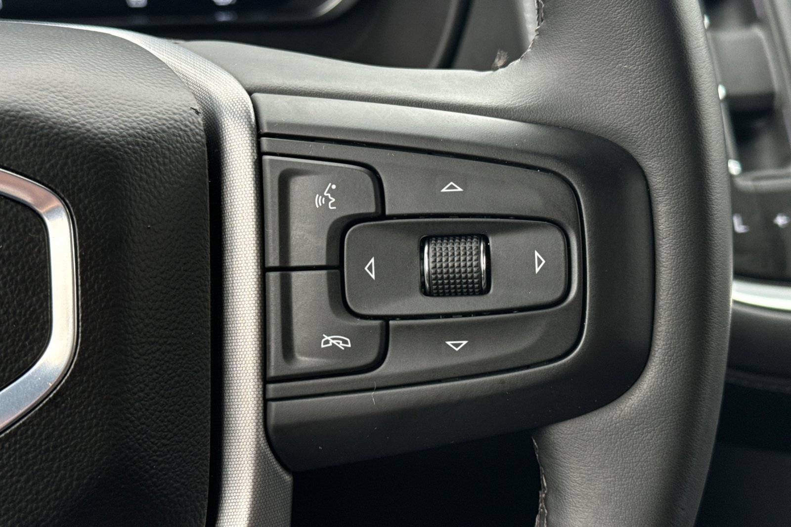 Used 2024 GMC Yukon XL SLE image 26