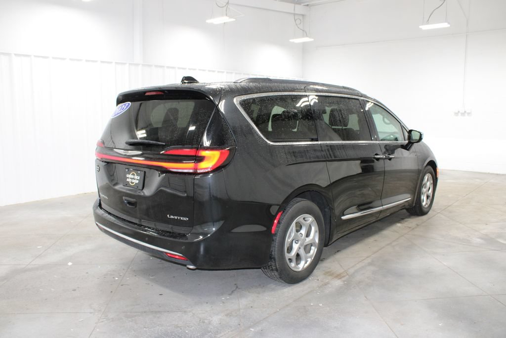 Used 2023 Chrysler Pacifica Limited FWD image 9