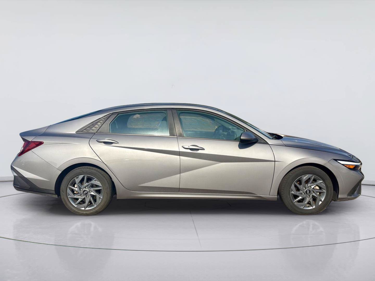 Used 2024 Hyundai Elantra SEL FWD image 2