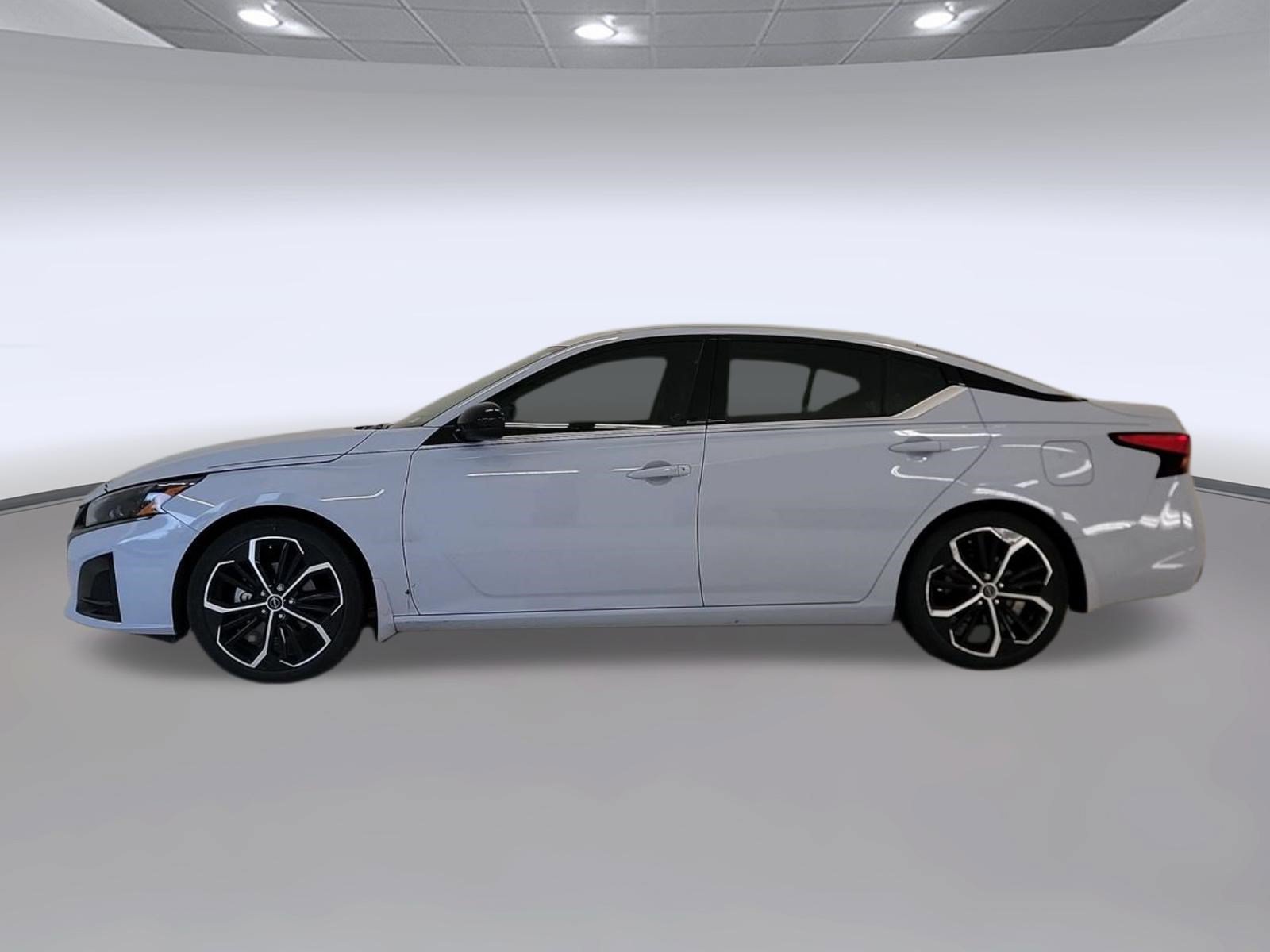 Used 2024 Nissan Altima 2.5 SR w/ SR Premium Package FWD image 2
