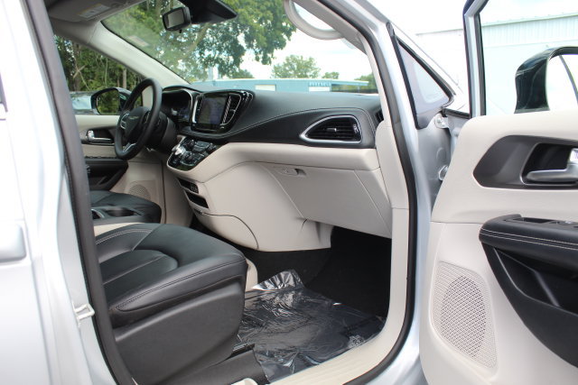 Used 2024 Chrysler Pacifica Limited FWD image 15