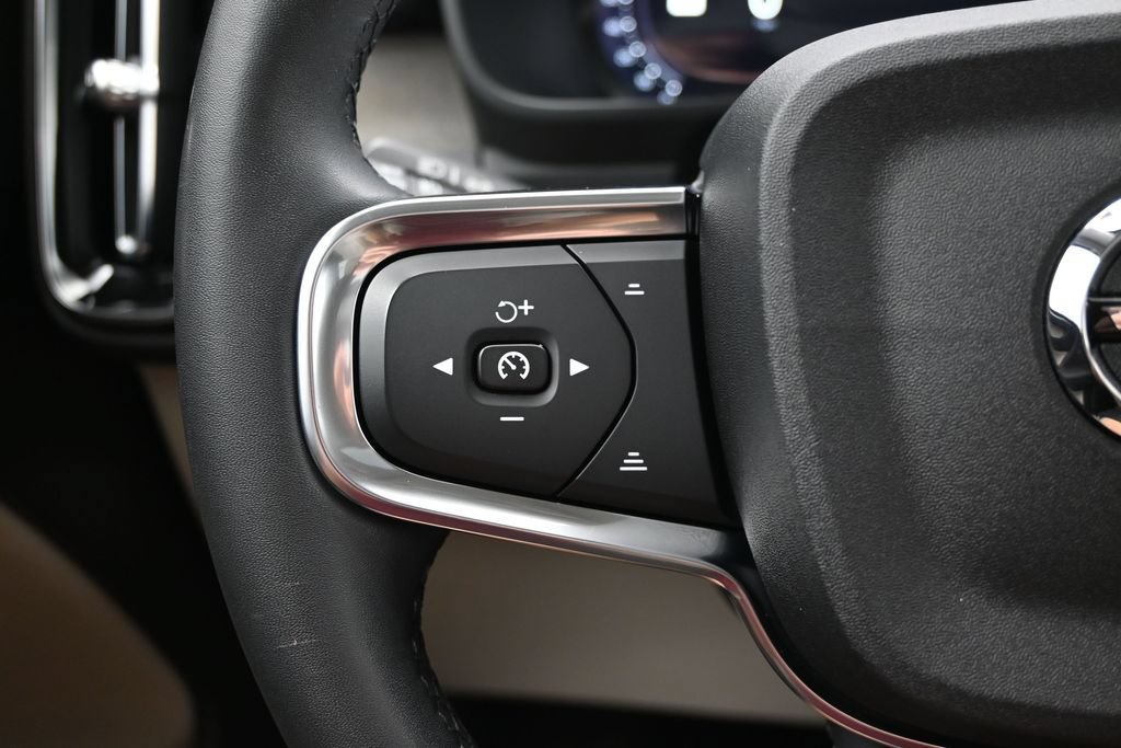 Used 2023 Volvo XC40 B4 Ultimate FWD image 25