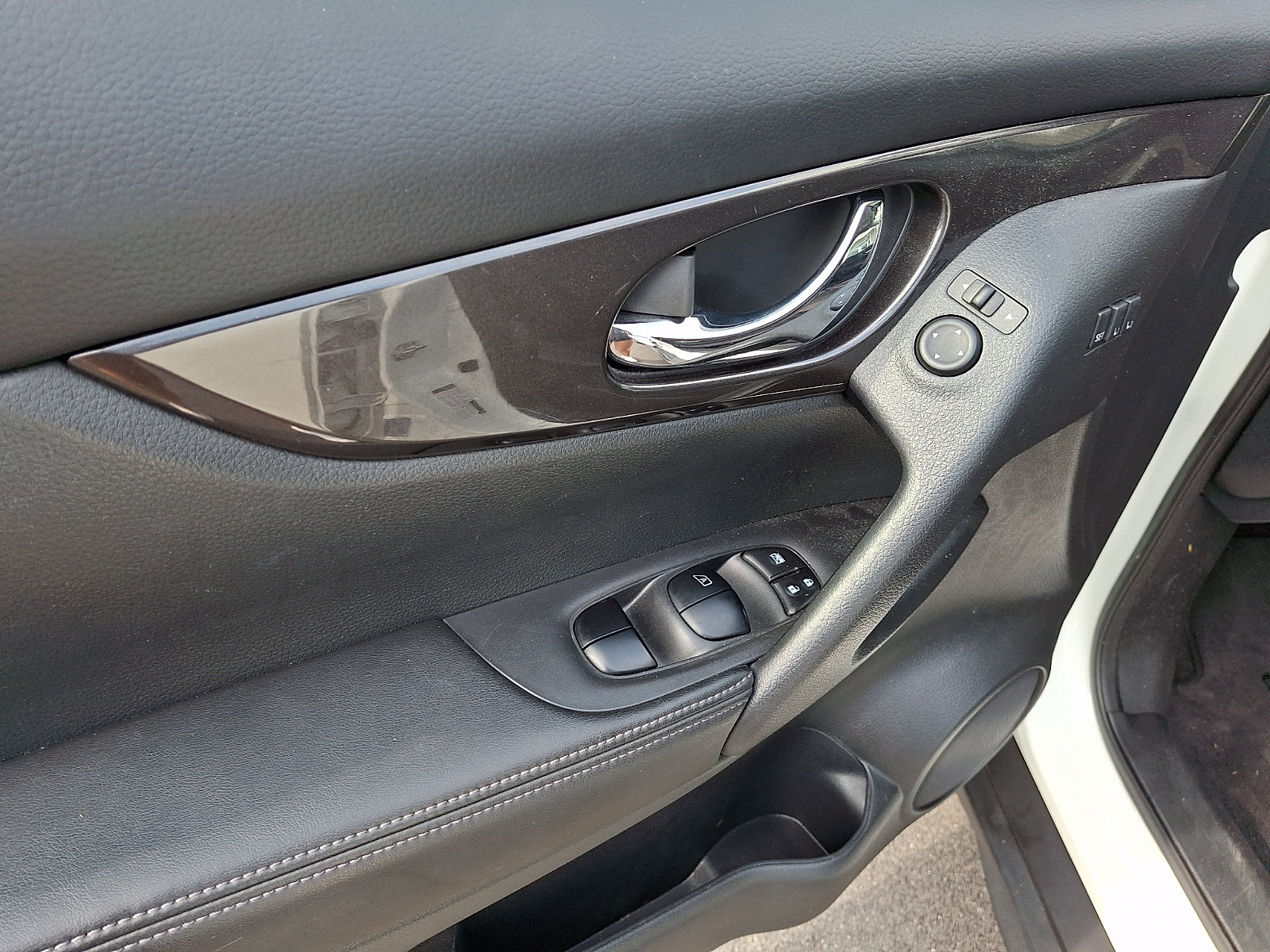 Used 2019 Nissan Rogue SV w/ Premium Package AWD/4WD image 13