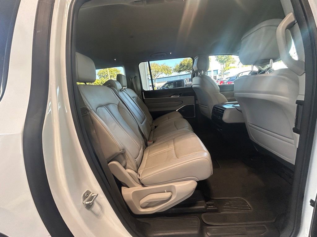 Used 2023 Jeep Wagoneer L Series II image 30