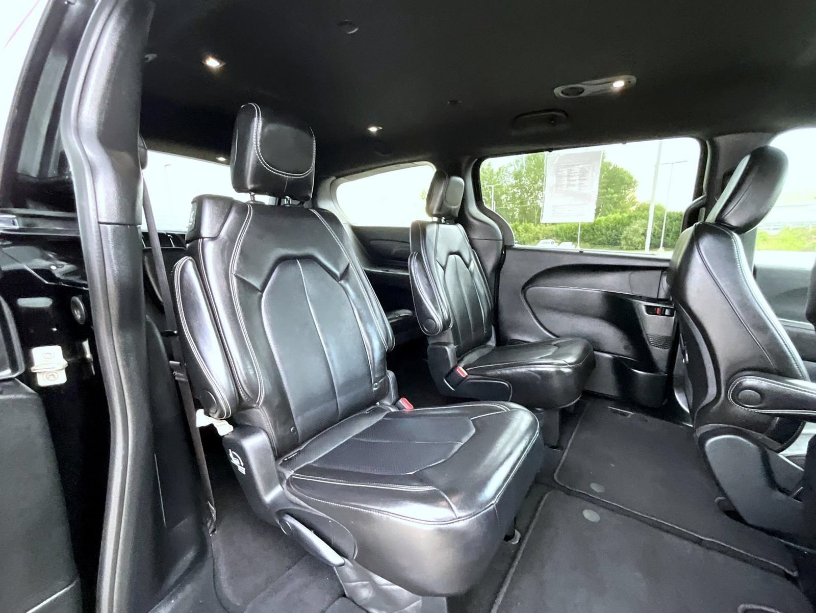 Used 2025 Chrysler Pacifica Select FWD image 18