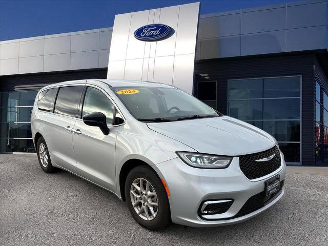 Used 2024 Chrysler Pacifica Touring-L image 5