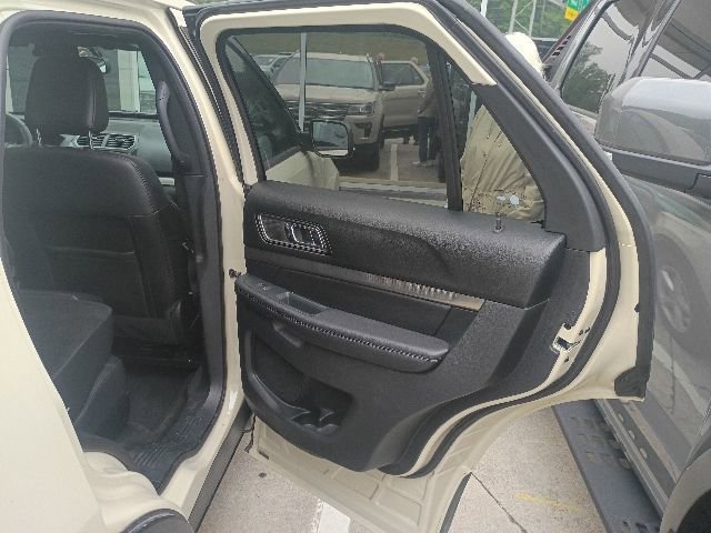 Certified 2018 Ford Explorer XLT w/ Equipment Group 202A FWD image 9