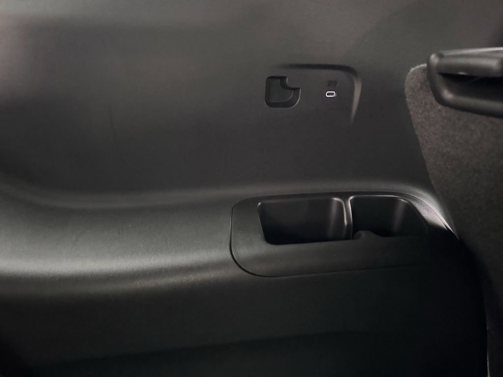 Used 2025 Chevrolet Traverse LT image 35