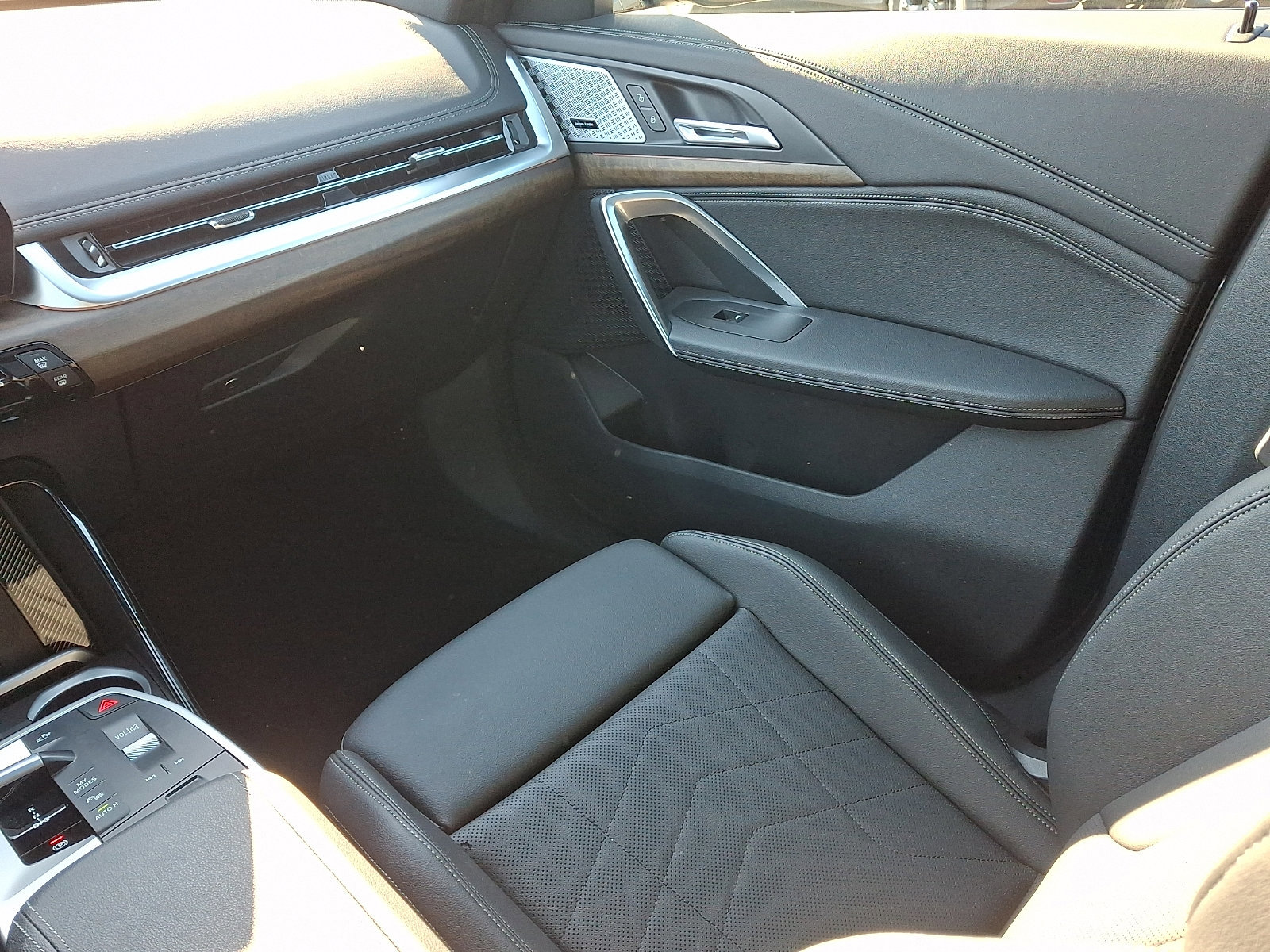 Used 2023 BMW X1 xDrive28i w/ Premium Package image 16