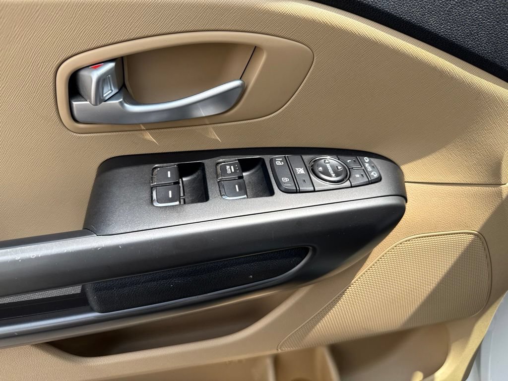 Used 2018 Kia Sedona LX w/ LX Essentials Premium Package FWD image 11