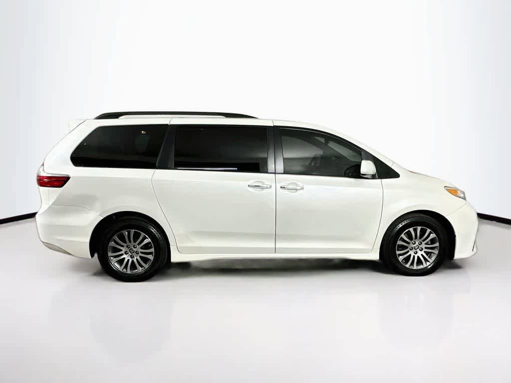 Used 2020 Toyota Sienna XLE w/ XLE Navigation Package FWD image 24