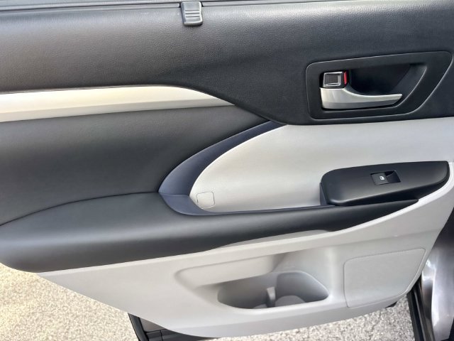 Used 2019 Toyota Highlander XLE FWD image 21