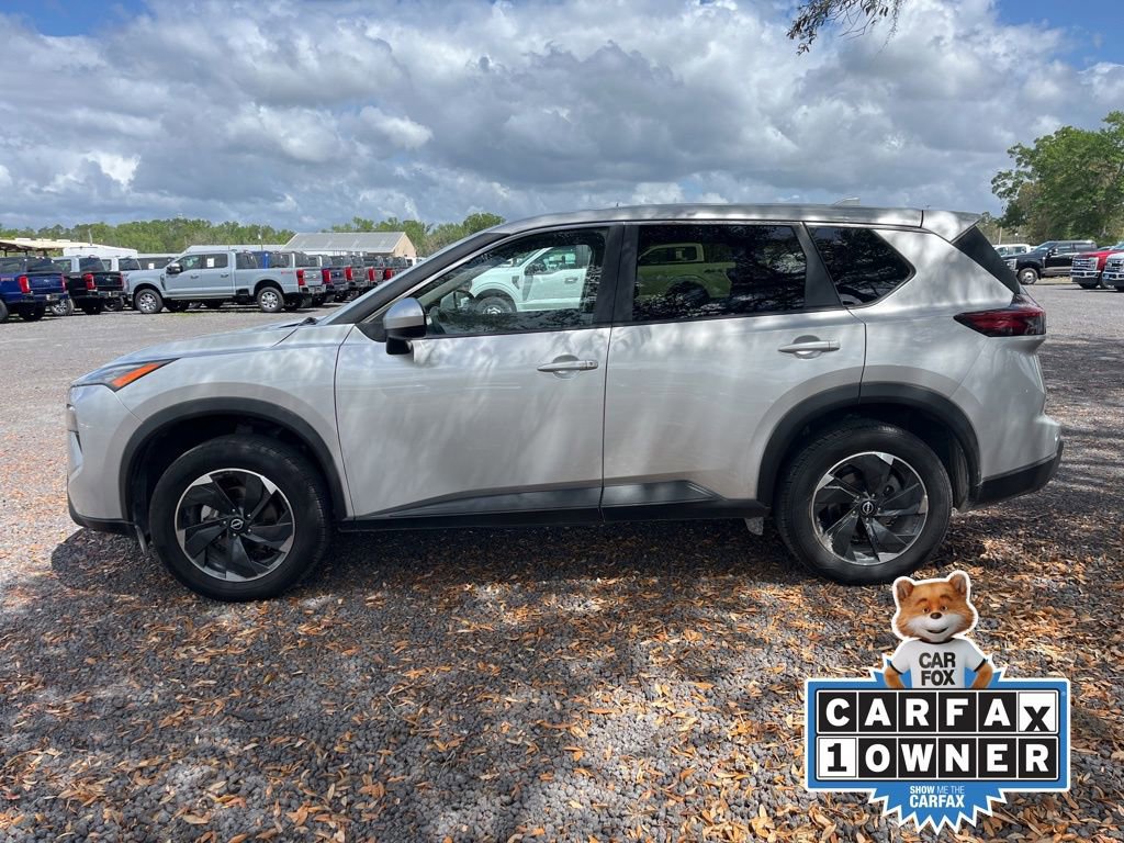 Used 2024 Nissan Rogue SV image 2