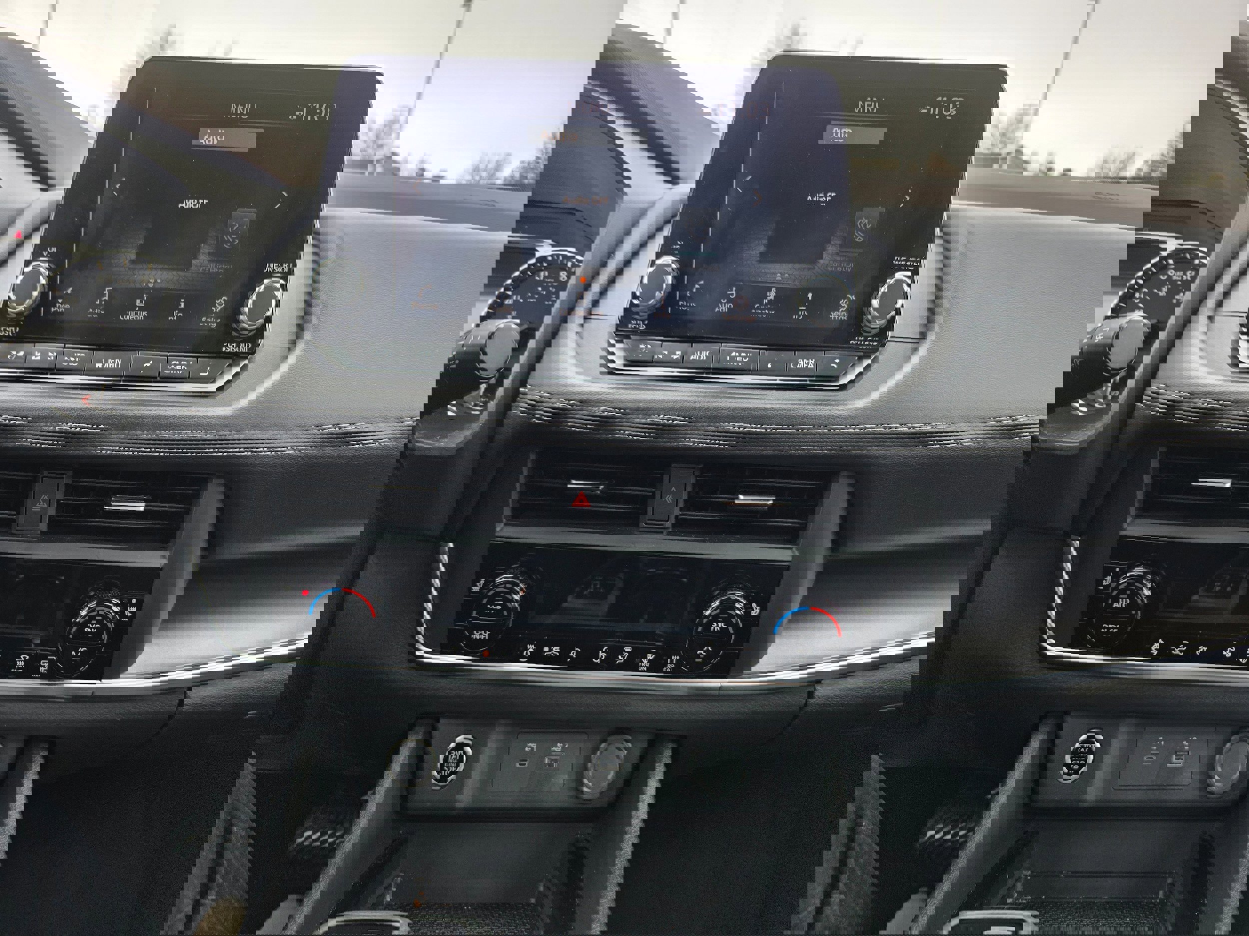 Used 2023 Nissan Rogue SV w/ SV Premium B Package image 12