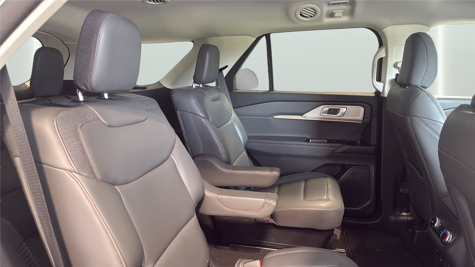 Certified 2025 Ford Explorer Active w/ Active Comfort Package AWD/4WD image 16