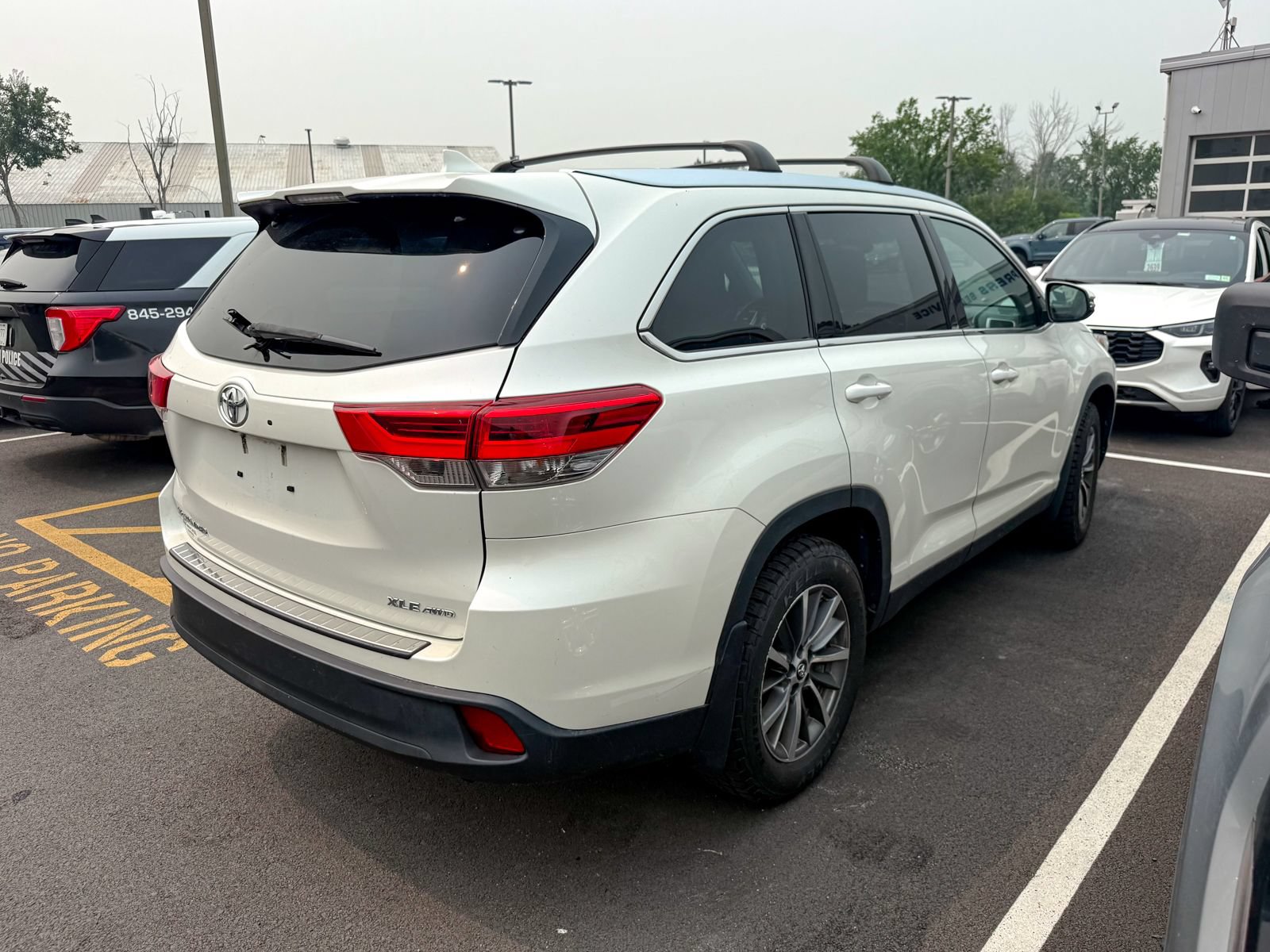 Used 2019 Toyota Highlander XLE AWD/4WD image 10
