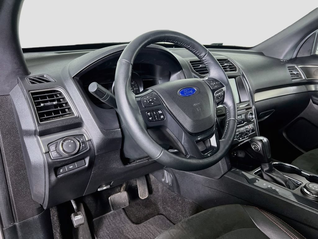 Certified 2018 Ford Explorer XLT w/ Equipment Group 202A AWD/4WD image 9