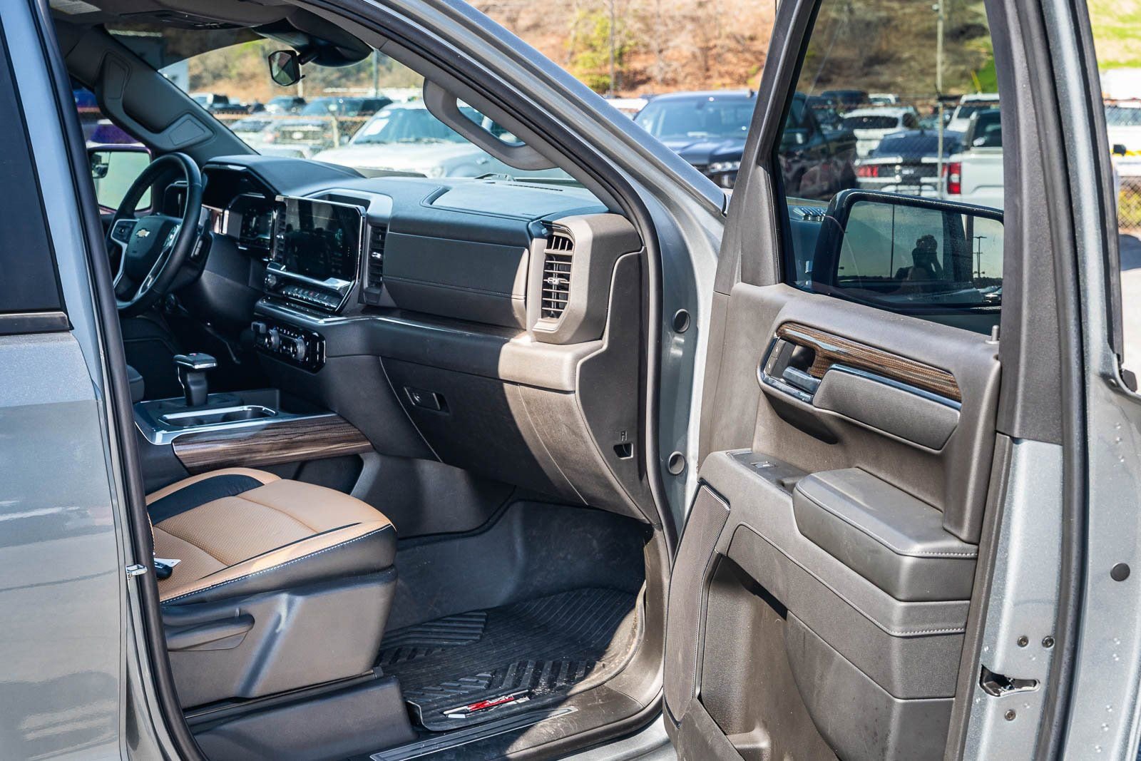 Used 2025 Chevrolet Silverado 1500 LT image 13