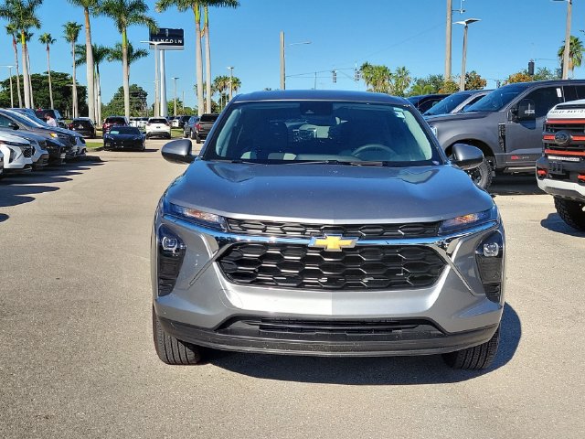 Used 2026 Chevrolet Trax LS w/ LS Convenience Package FWD image 2